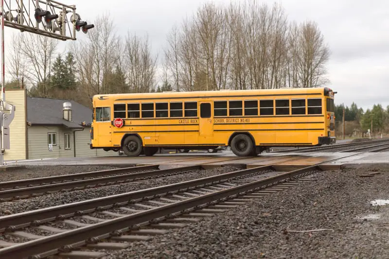 why-do-buses-stop-at-railroads-a-bus-driver-explains